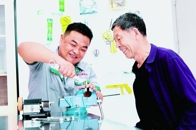 上流佳苑社區(qū)便民服務(wù)中心維修師傅李磊為社區(qū)居民提供服務(wù)。資料圖片