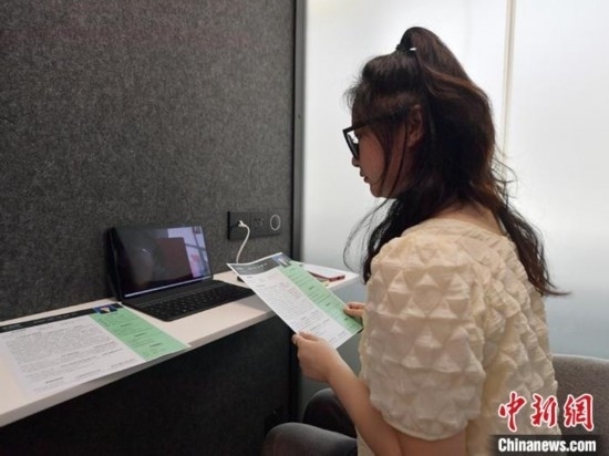 學(xué)生通過“云面試空間”進(jìn)行求職面試。劉棟 攝