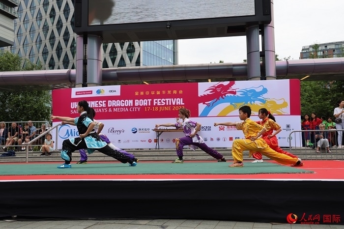 中華武術(shù)表演吸引了眾多英國觀眾。人民網(wǎng)記者 邢雪攝