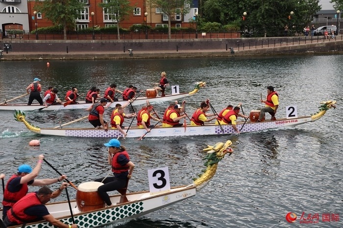 2023全英中華端午龍舟會比賽現(xiàn)場，幾支隊伍你追我趕。人民網(wǎng)記者 邢雪攝