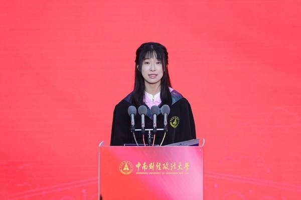 王若研在畢業(yè)典禮上發(fā)言。崔楨楨 攝