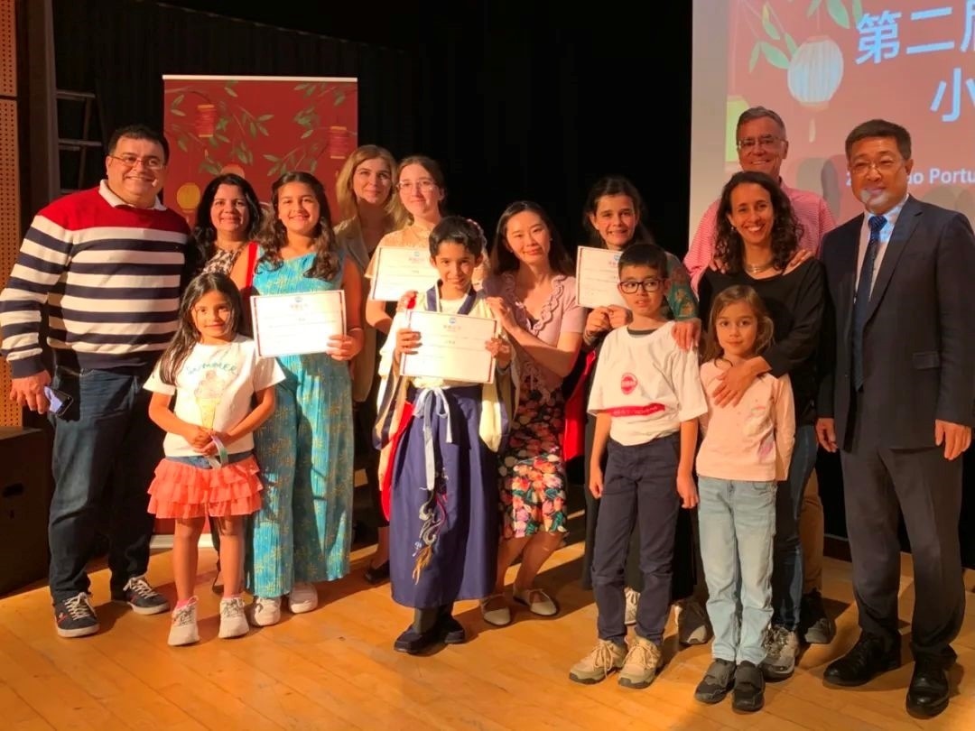 葡萄牙圣托馬斯孔子課堂第二屆“漢語橋”小學(xué)生中文秀比賽。圖片來源：里斯本大學(xué)孔子學(xué)院公眾號。