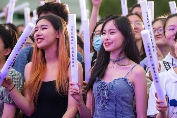 場下觀眾十分熱情。人民網(wǎng)記者 翁奇羽攝