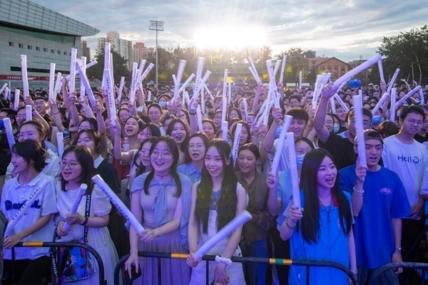 場下觀眾十分熱情。人民網(wǎng)記者 翁奇羽攝