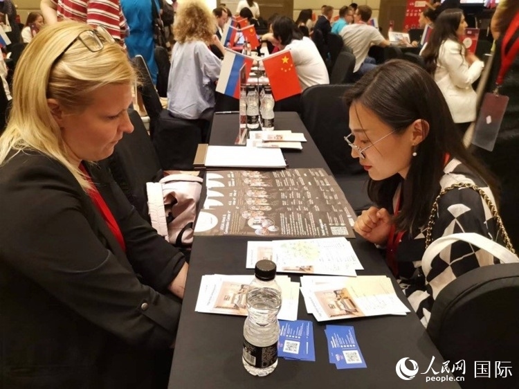 中俄旅游行業(yè)代表在北京路演活動現(xiàn)場面對面溝通。人民網(wǎng)記者 楊倩攝