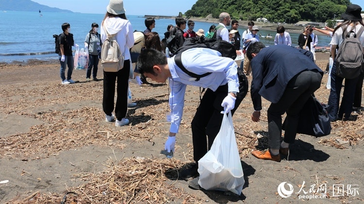 學(xué)生們體驗海岸清掃。人民網(wǎng) 許可攝