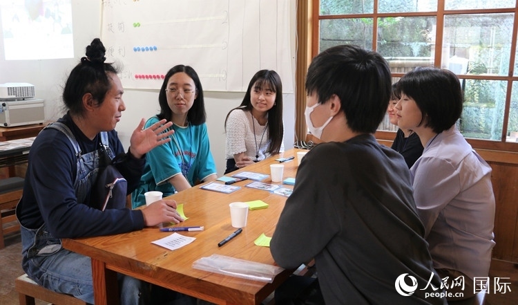 通過卡片游戲，模擬如何解決海洋垃圾問題。人民網(wǎng) 許可攝