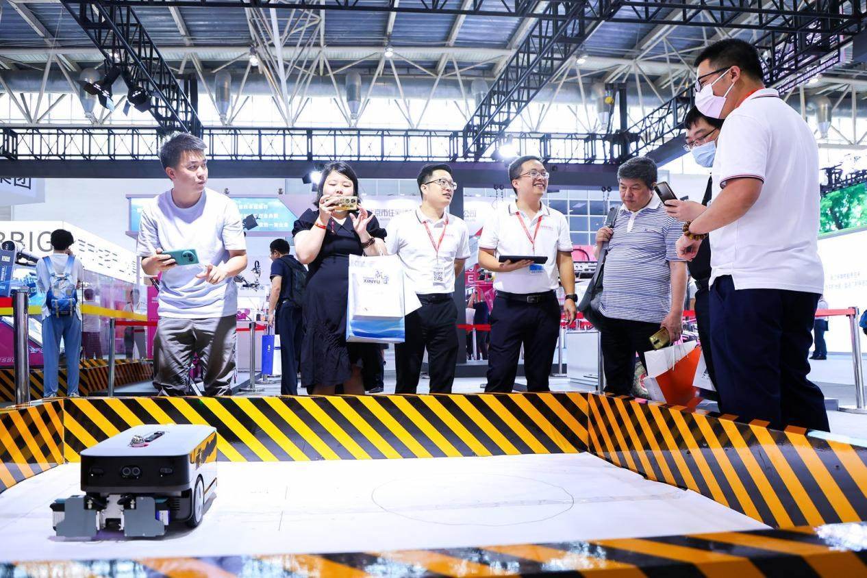 講解員向觀眾介紹智能劃線機(jī)器人。來源：受訪方供圖