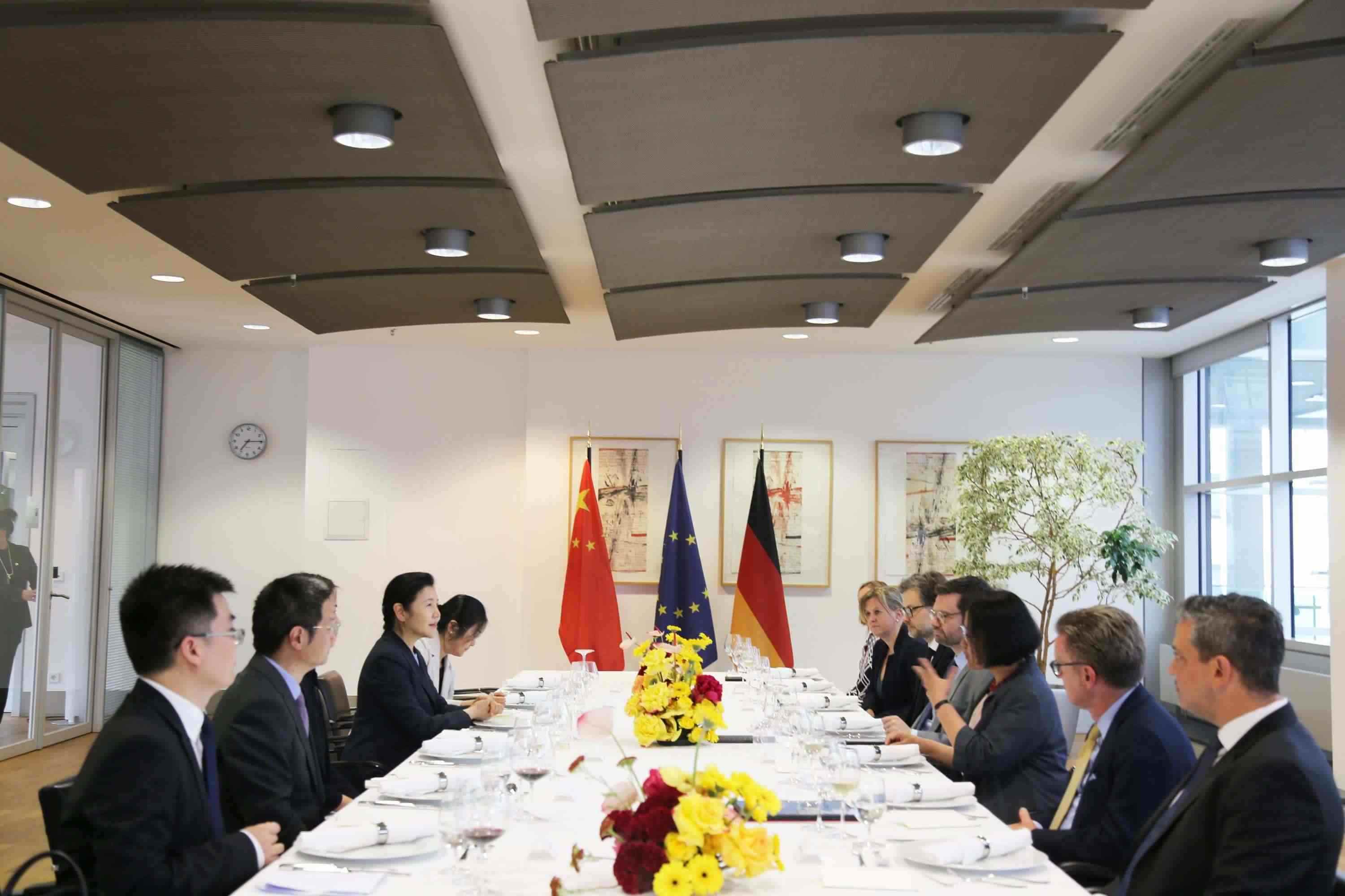 司法部長賀榮與德國聯(lián)邦司法部長布施曼舉行會談。