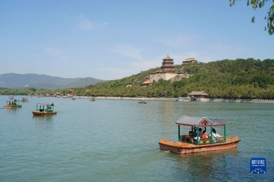 6月22日，游人在北京頤和園乘坐游船。新華社記者 任超 攝