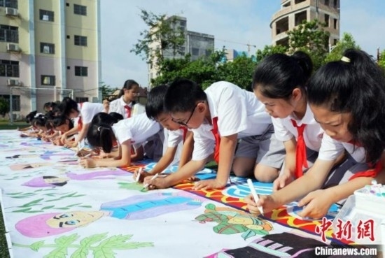 圖為學(xué)生們用手中畫筆在進(jìn)行創(chuàng)作。 興業(yè)縣融媒體中心供圖