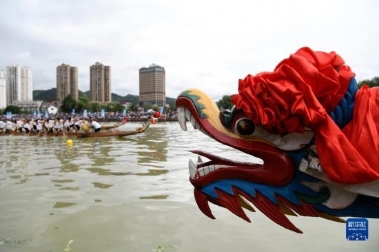 6月23日，在貴州省黔東南苗族侗族自治州施秉縣舉行的獨木龍舟節(jié)上，獨木龍舟進行比賽。