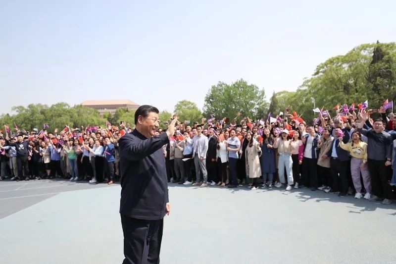 2021年4月19日，在清華大學(xué)建校110周年校慶日即將來臨之際，習(xí)近平來到清華大學(xué)考察。圖為習(xí)近平離開學(xué)校時，同師生們揮手致意。新華社記者 鞠鵬 攝