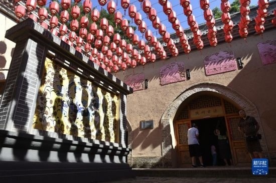 6月23日，游人在三門峽市陜州地坑院景區(qū)內(nèi)游覽。