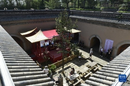 6月23日，游人在三門峽市陜州地坑院景區(qū)內(nèi)游覽。