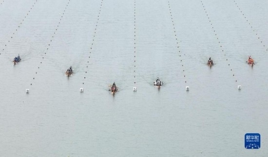 6月23日，在江蘇省泰州市水上運動訓練基地，人們參加龍舟比賽（無人機照片）。