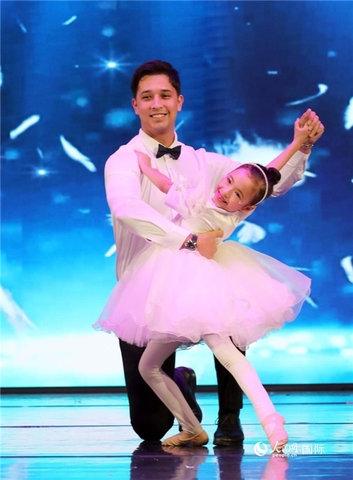 父女共舞“愛的華爾茲”。人民網記者 管克江攝