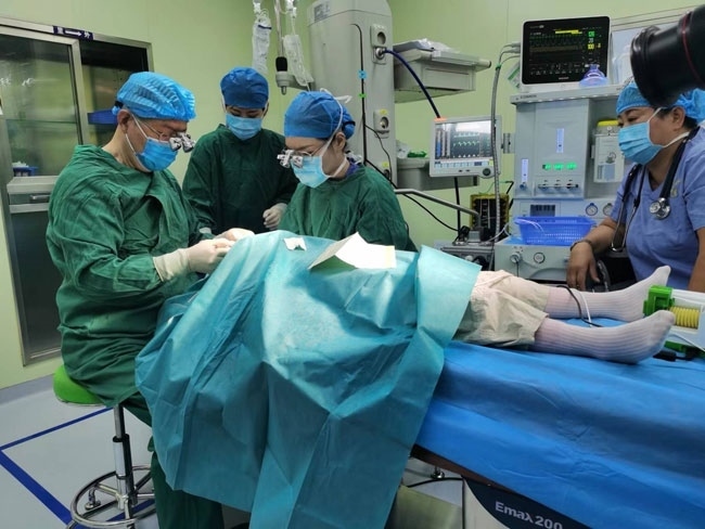 5歲的丹增貴吉正接受雙眼斜視矯正手術(shù)。人民網(wǎng)記者 李棟攝