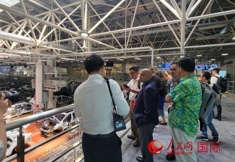外媒記者在廣汽埃安車(chē)間參觀。人民網(wǎng) 寧玉瑛攝