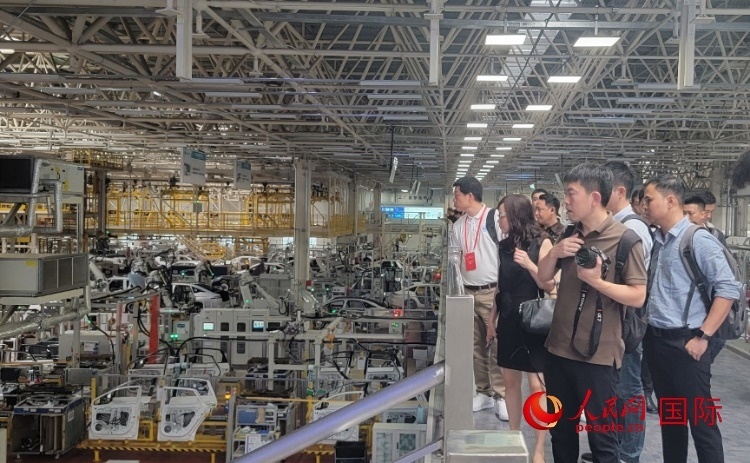 外媒記者在廣汽埃安車(chē)間參觀。人民網(wǎng) 寧玉瑛攝