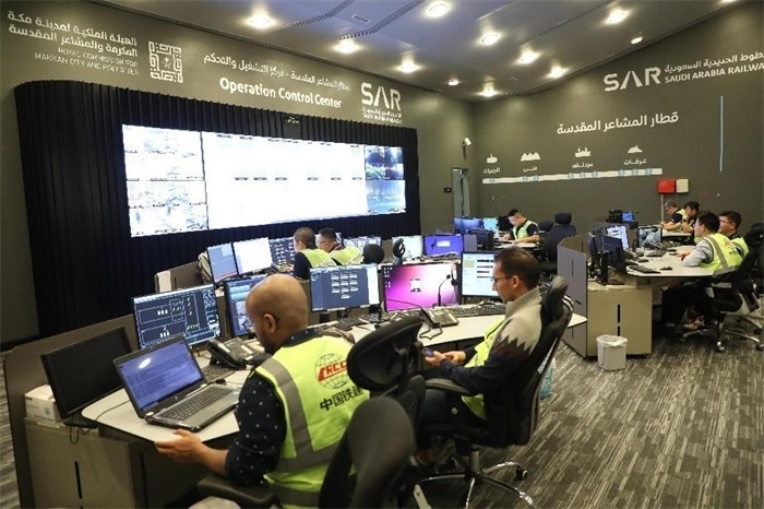 中外工作人員在控制室工作。中國鐵建供圖