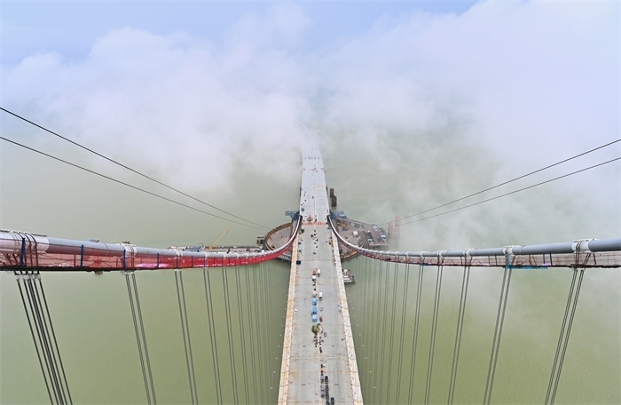 從270米高塔俯瞰深中通道伶仃洋大橋施工現(xiàn)場。（中交集團(tuán)供圖）