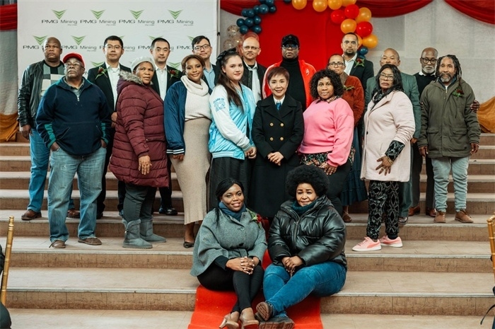PMG礦業(yè)公司股東和管理團(tuán)隊(duì)和演講嘉賓合影。（圖片來(lái)源：廣西大錳南非PMG礦業(yè)有限公司）