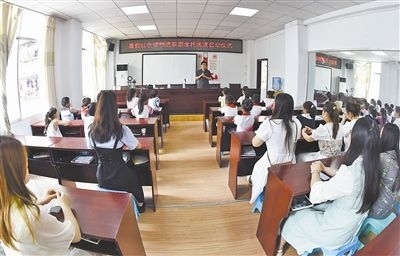  圖②：法院干警向參加活動(dòng)的學(xué)生和家長(zhǎng)講解暑假安全教育知識(shí)。