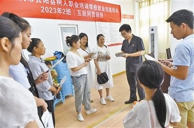  圖③：法院干警現(xiàn)場(chǎng)指導(dǎo)鄉(xiāng)村“代理家長(zhǎng)”如何正確管護(hù)留守兒童。