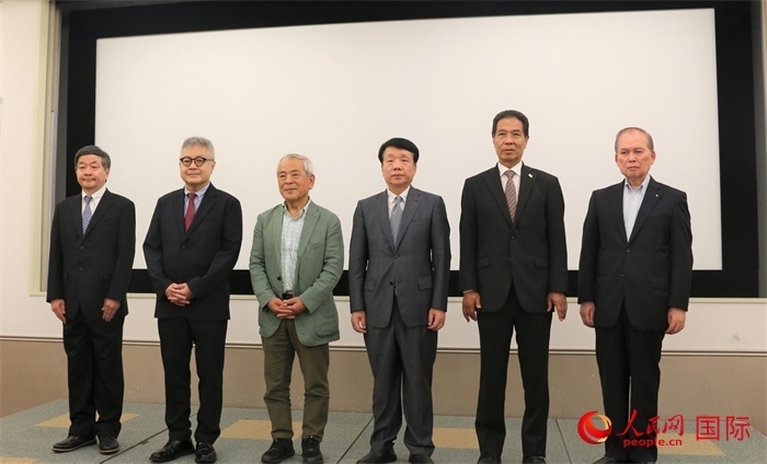 主辦方與嘉賓合影。（人民網(wǎng) 許可攝）