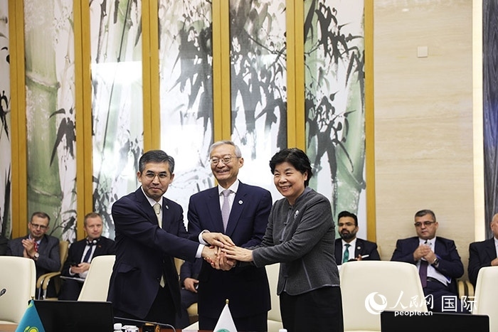 上合組織秘書處、哈駐華使館、上合組織睦鄰友好合作委員會(huì)簽署《聯(lián)合行動(dòng)計(jì)劃》。人民網(wǎng) 俄布拉依攝