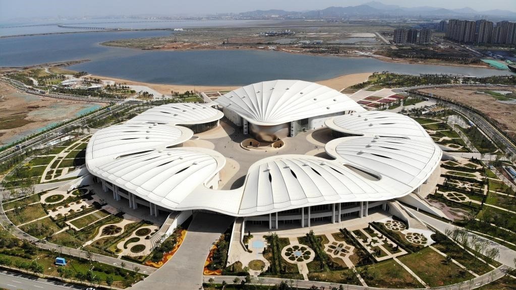位于中國(guó)－上海合作組織地方經(jīng)貿(mào)合作示范區(qū)的青島·上合之珠國(guó)際博覽中心。新華社記者 李紫恒 攝