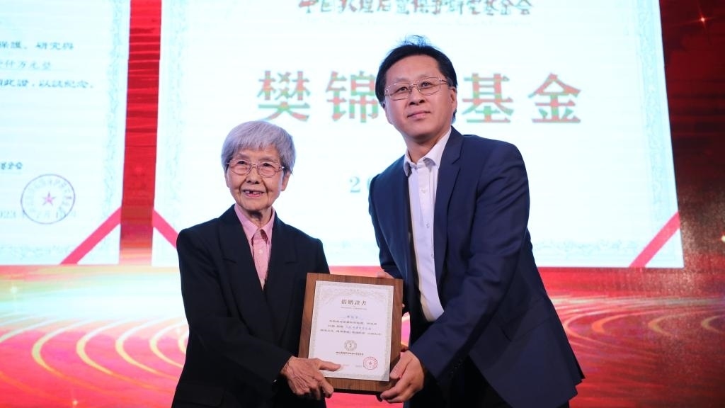 國家文物局黨組成員、副局長解冰（右）為樊錦詩（左）頒發(fā)捐贈證書。新華社記者張睿 攝