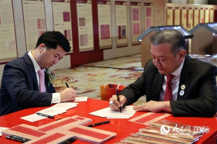 觀眾在展覽現(xiàn)場(chǎng)設(shè)置的體驗(yàn)區(qū)手寫“批信”。人民網(wǎng)記者楊一攝