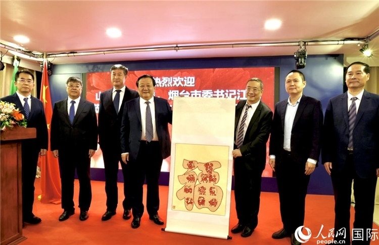 參加座談會(huì)的主要嘉賓合影留念。人民網(wǎng)記者宋亦然攝