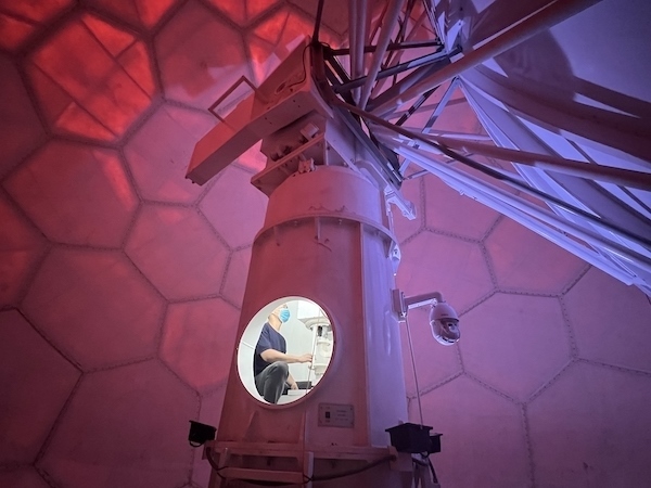 寧德國家天氣雷達(dá)站工作人員正在清洗雷達(dá)滑環(huán)。人民網(wǎng)高清揚攝