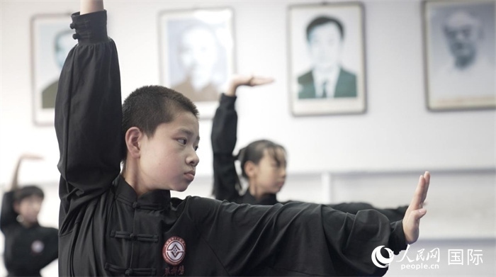 正在練習劈掛拳的武術(shù)學童。人民網(wǎng)記者 袁蒙攝