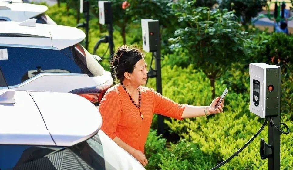 2023年5月24日，山東省膠州市新立街小區(qū)內(nèi)一位居民使用電動(dòng)汽車充電樁掃碼充電。該小區(qū)加裝各類智慧設(shè)備，打造“智慧社區(qū)”，為居民生活帶來便利。