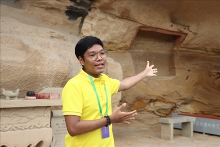 外國(guó)博主邂逅“塞上碑林”紅石峽 讀懂崖壁上的“榆林史詩(shī)”_fororder_圖片33