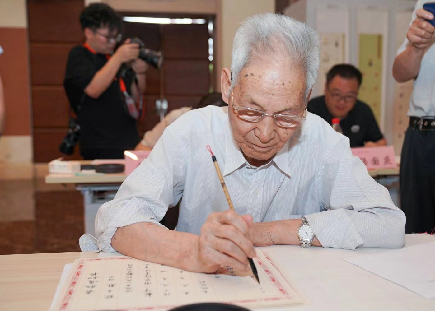 老教授們用毛筆書寫2023級(jí)新生錄取通知書。校方供圖