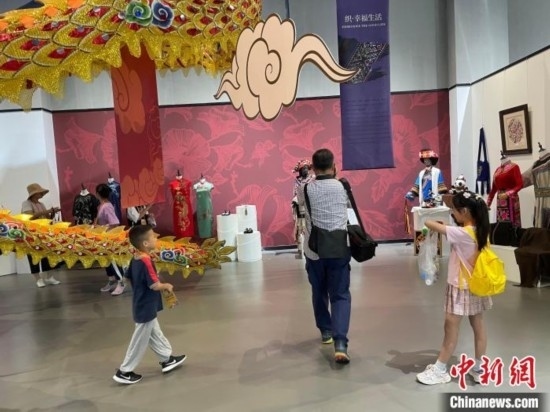 市民參觀展覽。祝歡 攝