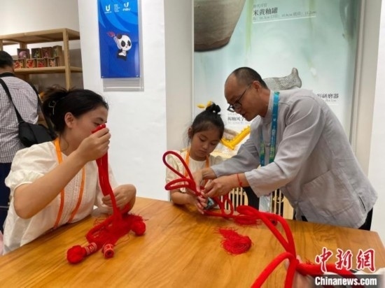 市民體驗(yàn)制作吉祥如意結(jié)。祝歡 攝