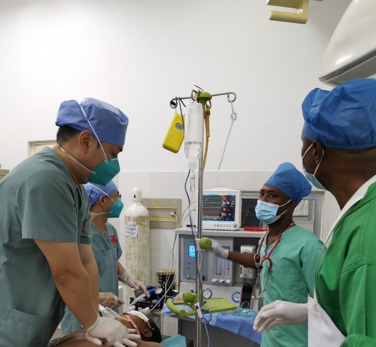 麻醉科李學(xué)斌醫(yī)生和手術(shù)室護(hù)士趙鈺進(jìn)行復(fù)蘇搶救。中國第二十九批援幾內(nèi)亞醫(yī)療隊(duì)供圖