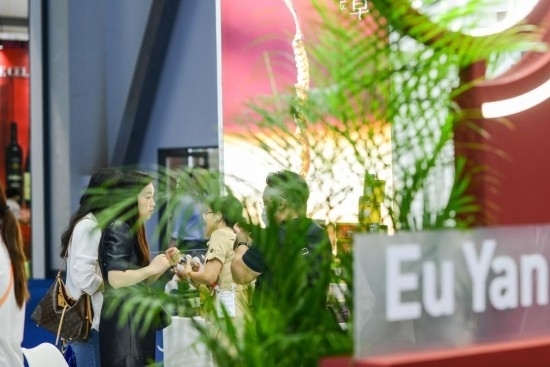 RCEP成員國企業(yè)亮相第三屆消博會。2023年4月12日，參觀者在新加坡企業(yè)余仁生的展臺了解產(chǎn)品。新華社記者王澤聰攝