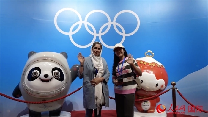 “上合小記者”與2022北京冬奧會吉祥物合影。實習(xí)生 方明軒攝