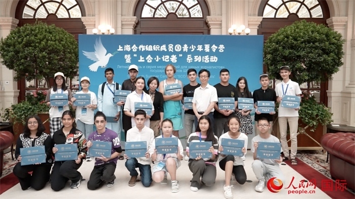 主辦單位為“上合小記者”頒發(fā)證書。實習(xí)生 方明軒攝