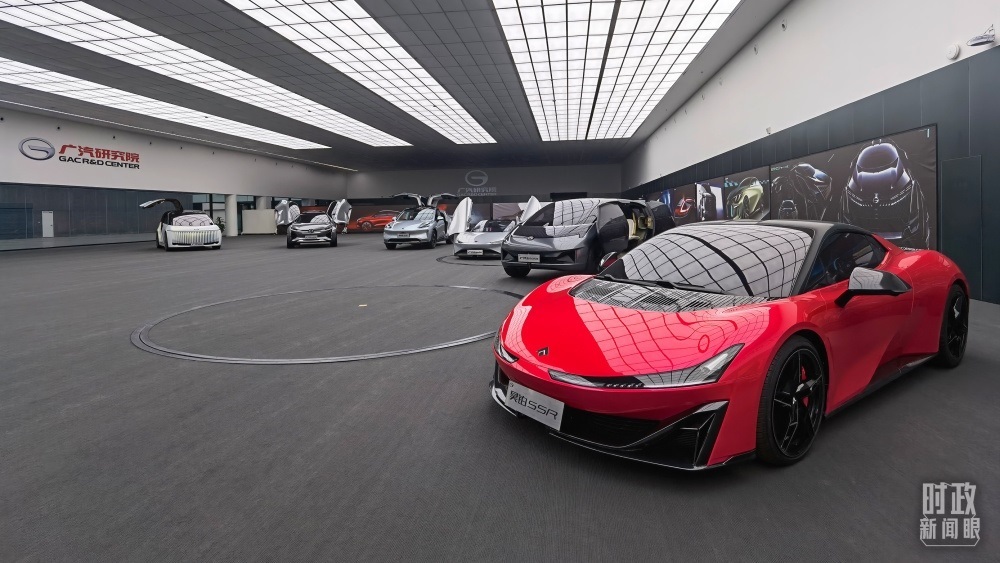 今年4月，習(xí)近平考察廣汽埃安新能源汽車股份有限公司，了解企業(yè)推動(dòng)制造業(yè)高端化、智能化、綠色化等情況。（總臺(tái)央視記者石丞拍攝）