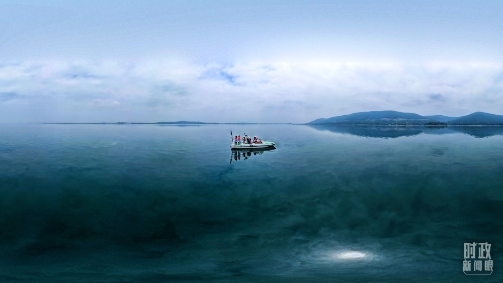 丹江口水庫(kù)，工作人員正在采集水樣。（總臺(tái)國(guó)廣記者李晉拍攝）