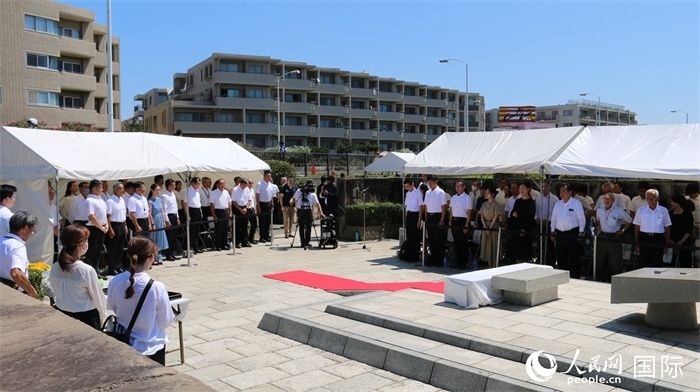 參加紀(jì)念活動者全體起立默禱。人民網(wǎng) 許可攝