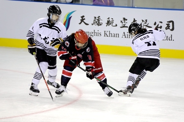 上海隊(duì)田博雅(中)與黑龍江隊(duì)杜宛澤爭搶。人民網(wǎng)記者 胡雪蓉攝